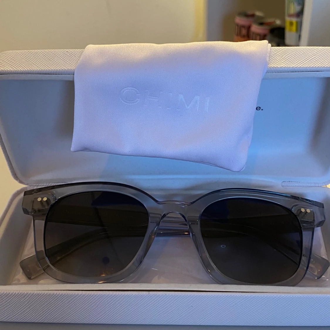 Grå transparenta solglasögon från CHIMI - 1