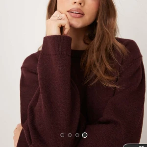 vinröd stickad tröja Gina Tricot - Enkel och snygg vinröd stickad tröja från Gina Tricot. Tröjan har rund halsringning, långa ärmar och en loose passform. Perfekt att slänga på sig till jeans eller kjol för en chill look. Knappt använd!