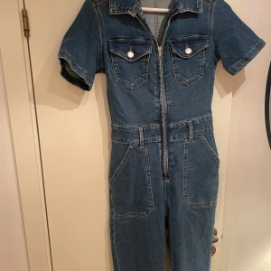 Jeans jumpsuit  - Jumpsuit från pull and bear💙