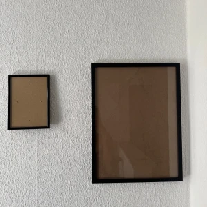 Tavelramar  - Svarta fotoramar i olika storlekar (13x18 & 30x40cm), perfekta för att rama in dina favoritbilder, posters eller konstverk. Ramarna har en stilren och modern design som passar in i de flesta hem. 