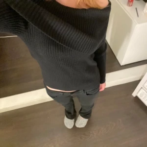 Svart offshoulder stickad tröja - Säljer en svart ribbstickad tröja med bred offshoulder-krage. Tröjan har lång ärm och är i en mjuk, stickad kvalitet som sitter snyggt och känns skön 🤍 endast använd en gång! pris går som vanligt att diskuteras 💋