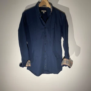 Burberry skjorta  - Hej! Säljer nu min skjorta från märket Burberry , storlek M bra skick, givetvis äkta. Tveka inte på att höra av dig om du har frågor eller funderingar kring skjortan!