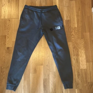 Grå mjukisbyxor från hoodrich - Säljer mina snygga gråa mjukisbyxor från hoodrich med broderad logga i olika nyanser på låret. Dem är 10/10 skick då jag knappt andvänt dem. Byxorna är väldigt sköna och är tillverkade i mjukt bomullsmaterial. Pris ej hugget i sten