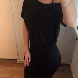 Långklänning från H&M - Säljer denna svarta långklänning från H&M. Klänningens passform är tajt och har en flowy detalj vid midjan som ger klänningen en elegant look som passar till både vardagliga ärenden men även fina evenemang. Materialet är mjukt och luftigt. Storleken är 38 men skulle påstå att den passar bra för de med både lite mindre och lite större storlekar då materialet anpassar sig bra efter just din kropp💕själv är jag en 32-34 och den passar galant på mig. 