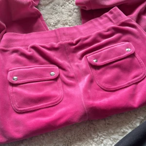 Juicy Couture  - Rosa Juicy Couture mjukisbyxor i storlek M. Köpt för 1200 men säljer för 550 och är i utmärkt skick då de är använda sparsamt och endast hemma.