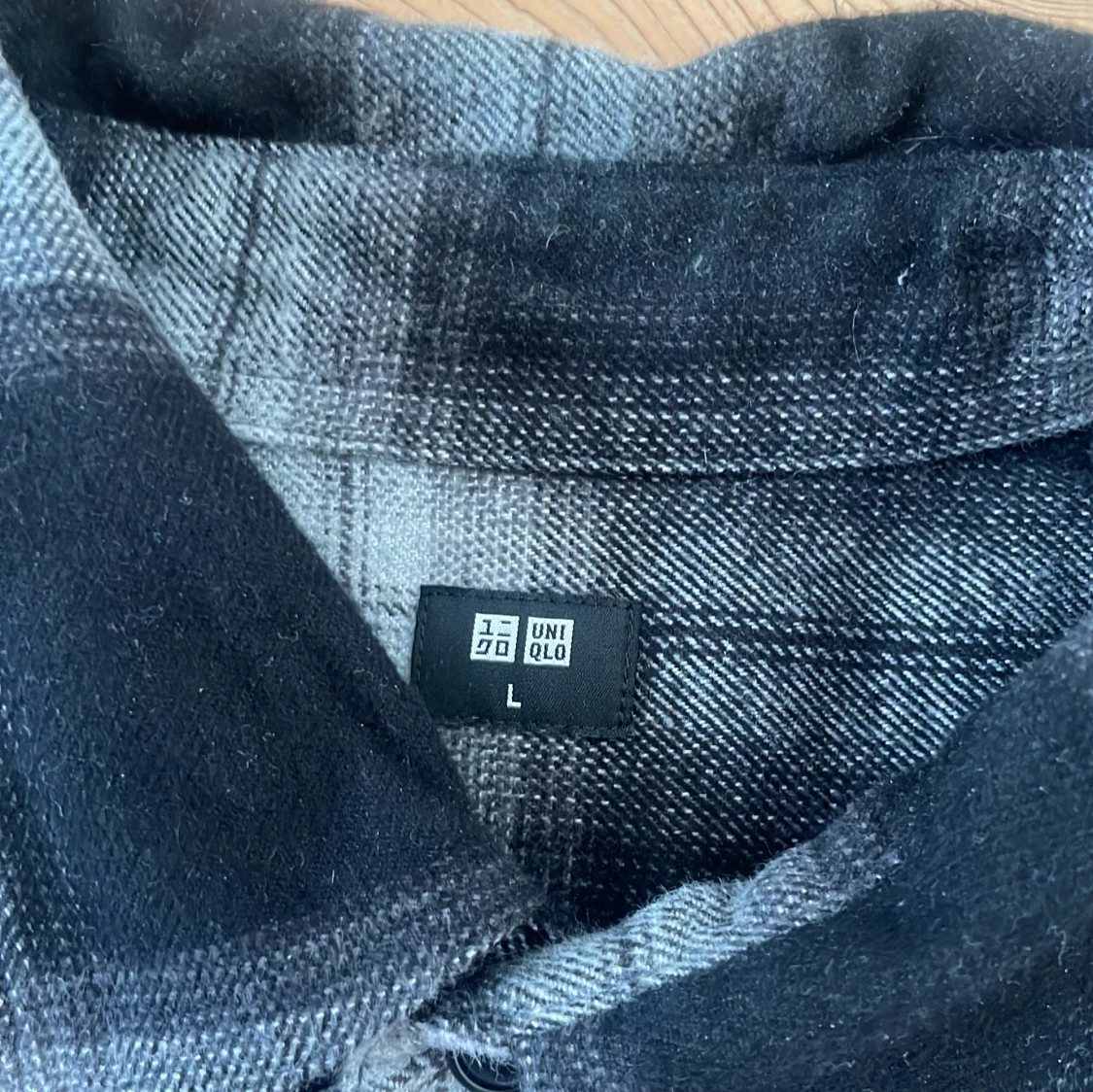 Rutig overshirt från Uniqlo i svart/grå - 1