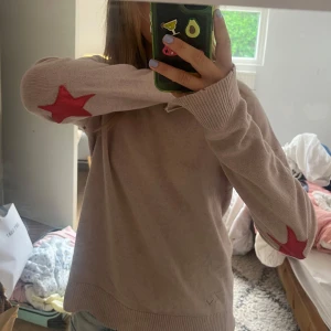 Ljusrosa Zadig tröja med röda stjänor - Så fin och bra skick (finns en liten fläck) men går kanske bort i tvätt!!🥹❤️