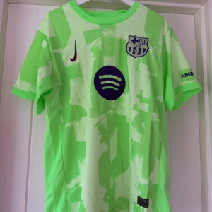  FC Barcelona fotbollströja - Ny FC Barcelona fotbollströja i storlek M. Ingen spelare på ryggen.