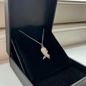 Arrow heart halsband  - Halsbandet är aldrig använt och är 100 % rost- och nickelfritt. Kedjan är 40 cm lång men kan förlängas med ytterligare 5 cm. Hör gärna av dig om du har några frågor ☺️