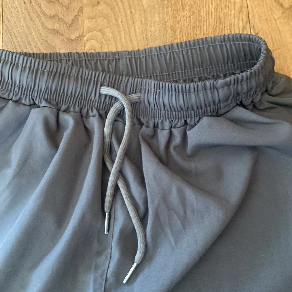 Grå wide mjukisbyxor med snörning - 2