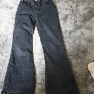 Svarta bootcut jeans - Säljer ett par svarta jeans med bootcut-modell. Byxorna har klassisk femficksdesign och är tillverkade i ett mjukt jeanstyg. Perfekta för dig som gillar en lite vidare passform nertill och vill ha en tidlös look.