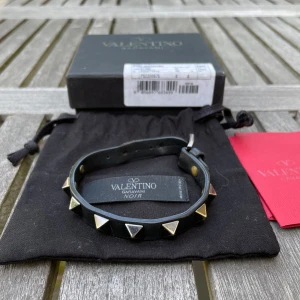 Valentino armband  - Hej! Säljer nu denna sjukt snygga valentino armband. Bra skick och allt og medföljer. Nypris runt 4000kr. Hör av dig vid frågor 