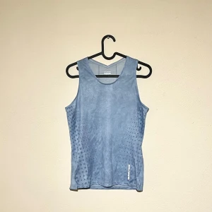 Salomon träningslinne - Träningslinne från Salomon i storlek S. Superskönt och lätt, använd endast ett fåtal gånger. Säljer då det inte kommer till användning