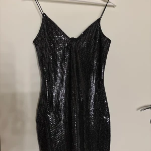 Svart glittrig kort klänning - Supersnygg svart kort klänning med tunna axelband och paljetter💕💕