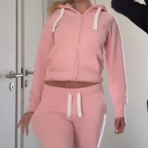 Rosa set RUSSEMERCH  - Ett rosa set från RUSSEMERCH, (bilden är lånad från TikTok men jag kan skicka bilder om ni kontaktar mig) säljer detta då jag vill köpa et set i annan färg istället, använts försiktigt och har inga defekter och är i bra skick. Byxorna är i XS och tröjan i XXS