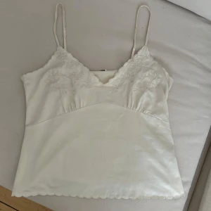 Vit linne med broderi och spets - Från Zara storlek M