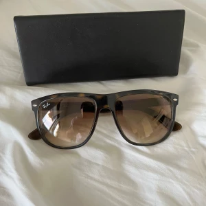 Ray-Ban Boyfriend solglasögon  - Ett par sköna RB 4147 brillor! | Mycket fint skick! | Kommer med ett utbytt fodral! | ställ gärna frågor innan du köper!