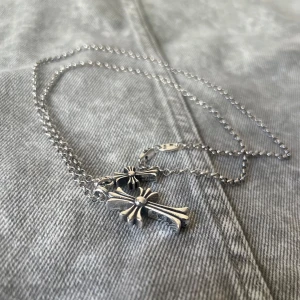 Chrome Hearts - Två kors i kontrast – ett på 2.8 cm och ett mindre på 1.8 cm. Kedja - 60 cm