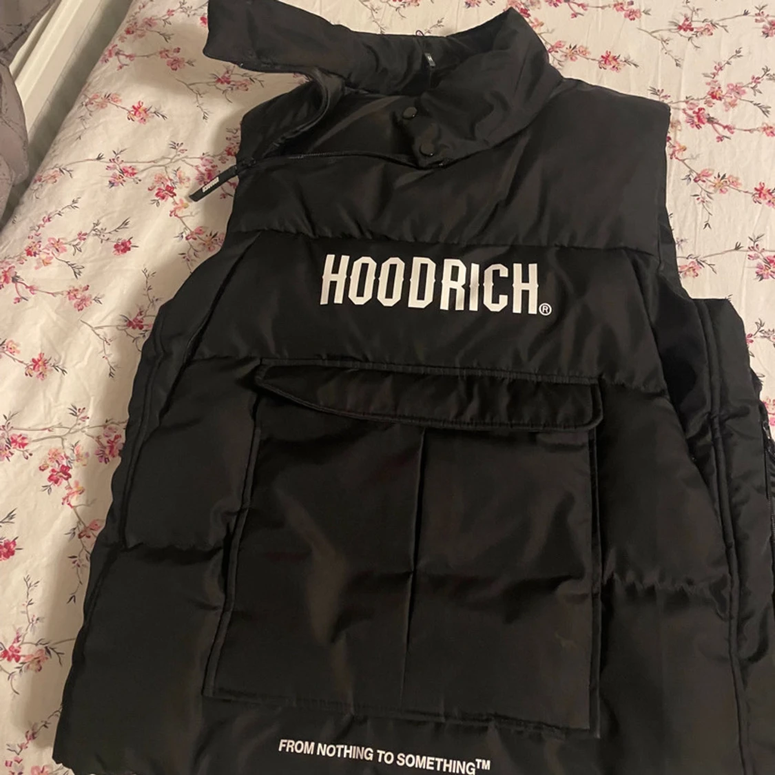 Svart dunväst från Hoodrich