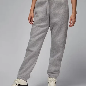 Grå Jordan mjukisbyxor med snörning - Snygga grå mjukisbyxor från Jordan med elastisk midja och snörning. Byxorna har en relaxed passform, muddar vid bensluten och diskret Jumpman-logga på låret. 