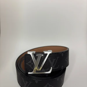 Svart bälte med monogram mönster - Helt ny kommer inplastad