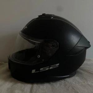 Svart moppe hjälm från LS2 - Säljer en svart hjälm från LS2, modell Stream II. Hjälmen har en klar visir och ventilation upptill. Perfekt till nu när moppe säsongen drar igång!