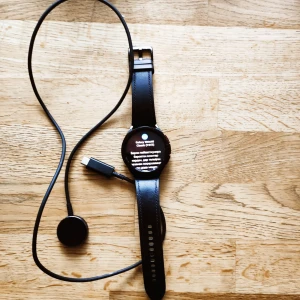 Samsung Galaxy Watch 6 svart - Säljer en Samsung Galaxy Watch6 med svart rund urtavla och svart läderarmband. Klockan har en stilren design och kommer med laddkabel. Perfekt för dig som vill ha koll på notiser, träning och hälsa direkt på handleden.