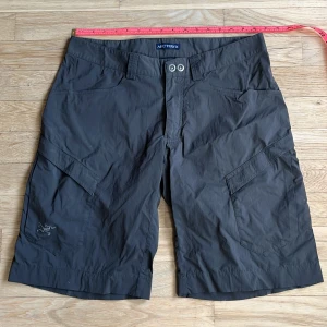 Arcteryx shorts  - Olivgröna Arcteryx shorts köpta secondhand, smått tecken på användning och lite fläckar men inget som inte bör gå bort i tvätt. Om mått inte syns skriv!