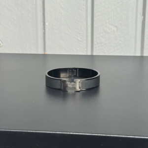 Svart hermes armband  - Helt nytt och i topp kvalité svart Hermès armband i eftertraktad svart färg som matchar med allt. Skriv vid frågor och funderingar så svarar ja :)