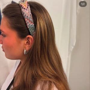 Missoni liknande diadem - vårt ena Missoni diadem i superfina färger, perfekt till sommaren och är just nu rabatterat till 79kr !!🩷