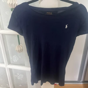 Mörkblå t-shirt från Polo Ralph Lauren - Säljer min fina Ralph lauren t shirt då den inte kommer till användning. Storleken är 16 år, men passar xs-m då den är stretchig. Kom privat för eventuella frågor och priset går att diskuteras! 💗