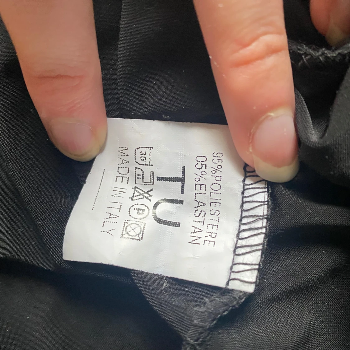 Svart kort klänning med rosett TU - 3