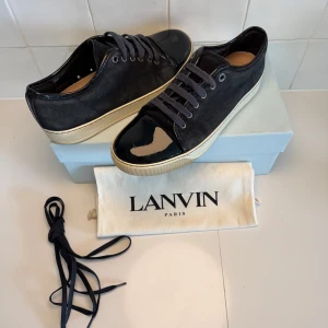 Lanvin skor  - Snygga blå sneakers från Lanvin med ovandel i mocka och glansig lackad tå. Perfekt för dig som gillar stilrena och exklusiva sneakers. Obs inget og tillkommer vid köp!! Bara att höra av sig till oss vid minsta fundering😁