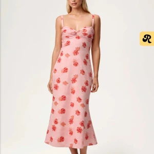 Rosa blommig långklänning  - Supersöt klänning från Adoore. Klänningen har en figurnära passform, v-ringad byst och romantiska detaljer. Perfekt för sommarens alla tillfällen 🌸 Endast använd en gång pågrund av fel storlek! 🌺