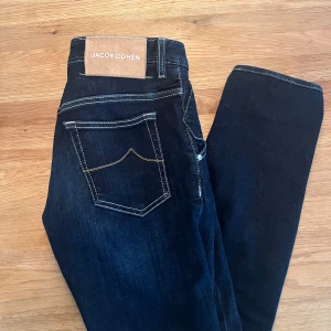 Jacob Cohën jeans - Säljer nu dessa snygga mörkblå Jacob Cohen jeans i klassisk slim fit med femficksdesign och exklusiv baketikett ✅ Lyxigt denimtyg som sitter skönt hela dagen | Perfekta för en clean look, äktighetsstämpel finns! | Hör av dig! ✌️👖