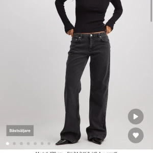 Svarta lågmidjade jeans. - Snygga jeans med lite baggy passform. När jag köpte jeansen från NA-KD var priset 699kr. Har för många jeans så nu säljer jag dessa. Aldrig använt, men väldigt fin passform som ni ser på modellen. Storlek 44.