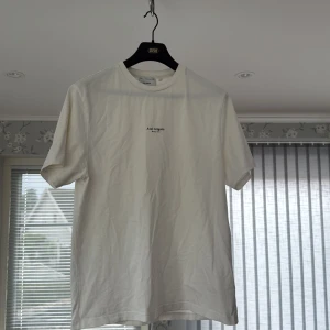 Vit t-shirt från Axel Arigato - Limited edition vit oversized t-shirt från Axel Arigato. Tröjan är perfekt tung. Sällan använd och har inga defekter. Storlek M / L               Nypris 1000 kr | Mitt pris 449 kr