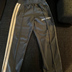 Palm Angels grå mjukisbyxo - Palm angels byxor   Gråa byxor i storlek S  Skick 8/10 enda flaw ser ni på tredje bilden annars inga hål eller slitage . Har Tags kvar  Priset är inte hugget i sten