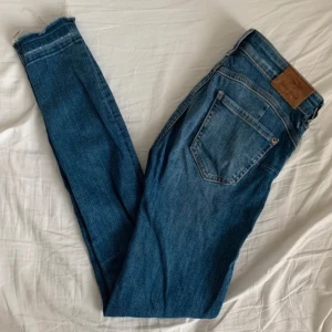 lågmidjade jeans - Snygga lågmidjade ripped jeans från Pull & Bear! Dessa var mina favoriter då dom är bekväma, snygga och har en fin passform. Jeansen har ett litet hål på sidan som inte syns så tydligt och som enkelt kan fixas (se sista bilden). Storlek 32. Pris kan diskuteras 💙  TIPS: super snygga under ett par höga stövlar!