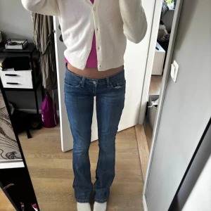Levis ’too superlow’ jeans - Säljer ett par supersnygga Levis jeans med bootcut och låg midja. Jeansen har ett hål vid hälen då jeansen är lite långa för mig (jag är 166cm) det syns inte när man har på sig de.
