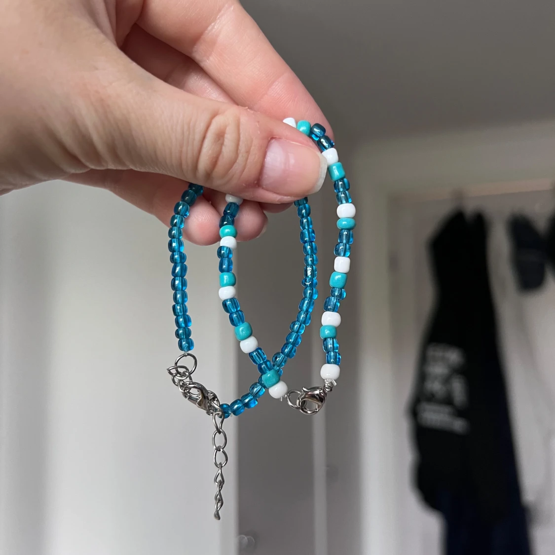 Blått och vitt pärlarmband - 1