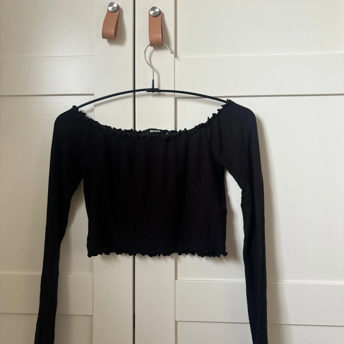 Svart offshoulder croppad topp BikBok - 1