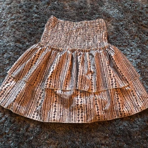 Volang kjol/sommarkjol - Beige kjol med svart mönster. Skicka för bild på.