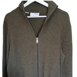 Olivgrön stickad cardigan från Selected Homme - Perfekt för lite half zip där kragen sticker ut gött. Dm för info.