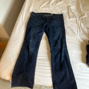 Bootcut jeans - Säljer dessa äldre jeans från &loyal, de är mörkblåa och passar fint. Liten fläck vid ena knät (visat på bild 3). Tveka inte att höra av dig vid intresse/frågor!💕
