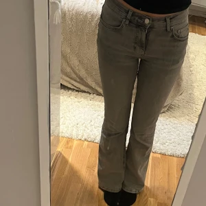 Grå bootcut jeans från Gina Tricot - Snygga grå jeans från Gina Tricot med bootcut-modell och medelhög midja. Materialet är mjukt denim i ljusgrått som passar till allt. Säljer då de inte kommer till användning 💓Storlek 34