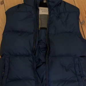 Burberry väst - Äkta burberry väst storlek m passar S ochså:)