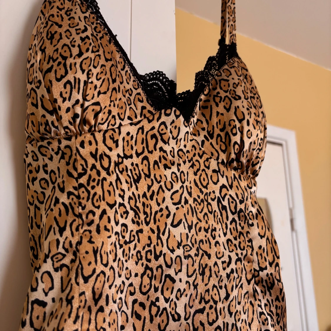 Leopardmönstrad linnetopp från Guess