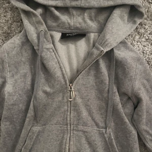 juicy tröja xs grå  - grå juicy tröja i stl xs i använt men fortfarande bra skick💞