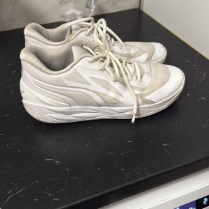 Vita mb.02 low stl 45 - Säljer ett par vita mb.02 lows som är i bra skick, har bra traction men behöver endast en tvätt så ser de helt sprillans nya ut. Har en liten liten skada vid hälen men det märker man knappast! Pris kan diskuteras!!!!!